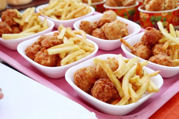 Franse frietjes en nuggets — Stockfoto