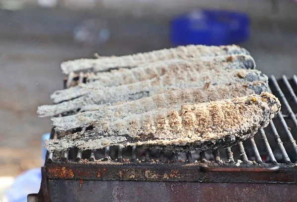 Vis-gegrilde zout op straat eten — Stockfoto