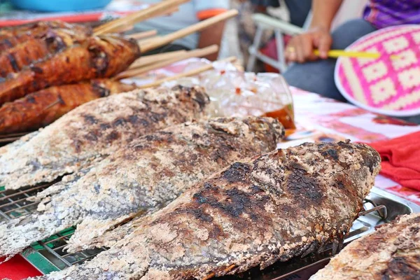 Fisk grillad salt på gata mat — Stockfoto