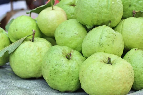 Guava ovoce na pouliční stánky s jídlem — Stock fotografie