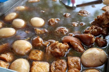 Yumurta ve domuz kahverengi sos