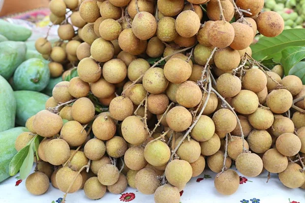 Longan vruchten op straat eten — Stockfoto