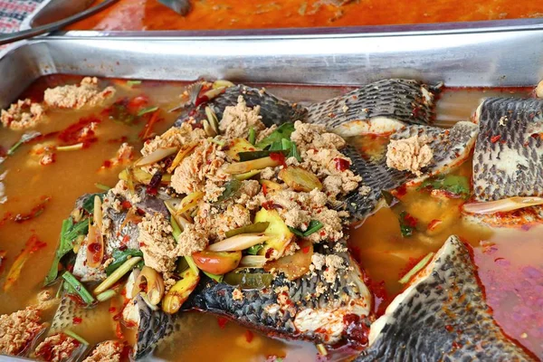Würzige Fischsuppe auf dem Markt — Stockfoto