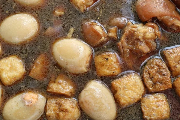 Ovos e carne de porco em molho marrom — Fotografia de Stock