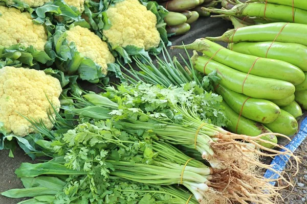 Färska grönsaker på marknaden — Stockfoto