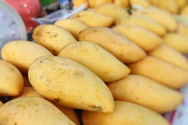 Rijpe mango in straatvoedsel — Stockfoto