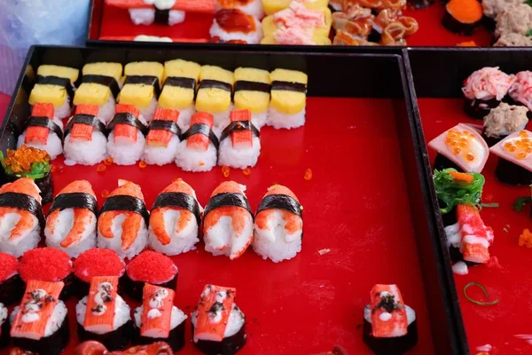 Sushi na pouliční stánky s jídlem — Stock fotografie