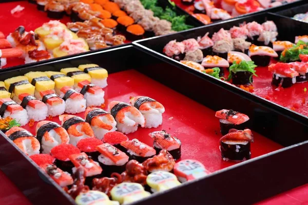 Sushi na pouliční stánky s jídlem — Stock fotografie