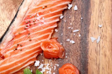 Çiğ somon dilim
