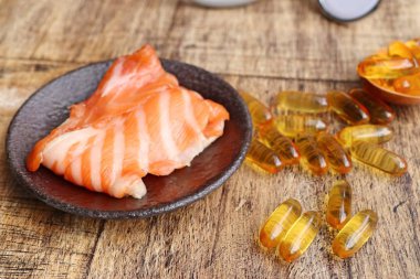 Balık yağı kapsülleri ile taze balık