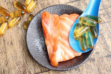 Balık yağı kapsülleri ile taze balık