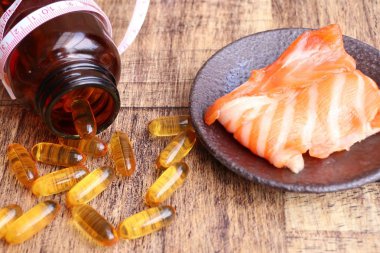 Balık yağı kapsülleri ile taze balık