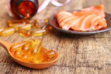 Balık yağı kapsülleri ile taze balık