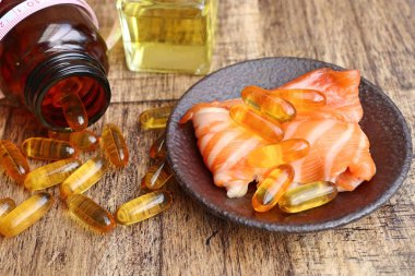 Balık yağı kapsülleri ile taze balık