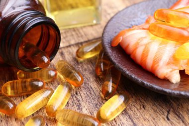 Balık yağı kapsülleri ile taze balık