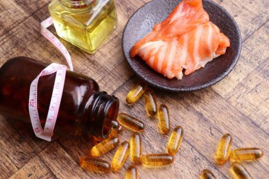 Balık yağı kapsülleri ile taze balık