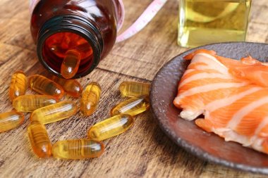 Balık yağı kapsülleri ile taze balık