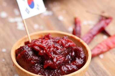Kore kırmızı biber sosu - pastadır