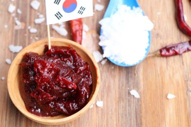 Kore kırmızı biber sosu - pastadır