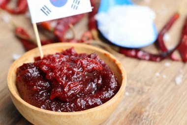 Kore kırmızı biber sosu - pastadır