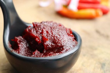 Kore kırmızı biber sosu - pastadır