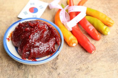 Kore kırmızı biber sosu - pastadır