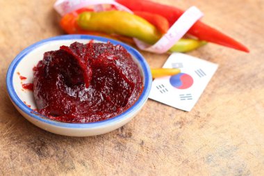 Kore kırmızı biber sosu - pastadır