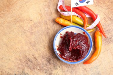Kore kırmızı biber sosu - pastadır