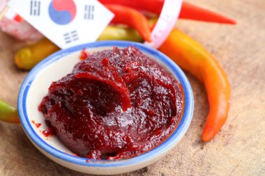 Kore kırmızı biber sosu - pastadır