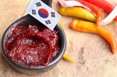 Kore kırmızı biber sosu - pastadır