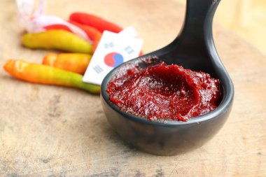 Kore kırmızı biber sosu - pastadır