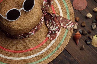 hasır şapka ve güneş gözlüğü