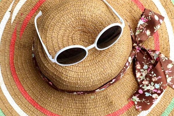 Straw hat and sunglasses — Stock Photo, Image