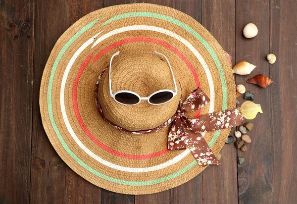 Słomkowy kapelusz i okulary przeciwsłoneczne — Zdjęcie stockowe
