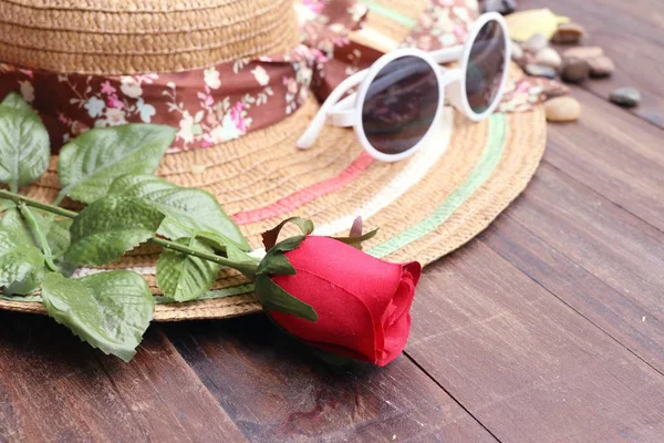 Straw hat and sunglasses — Stock Photo, Image