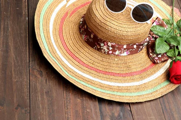 Sombrero de paja y gafas de sol —  Fotos de Stock