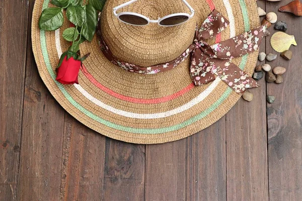 Cappello di paglia e occhiali da sole — Foto Stock