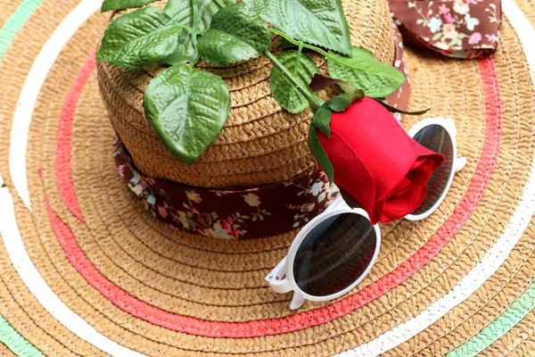 Chapéu de palha e óculos de sol — Fotografia de Stock