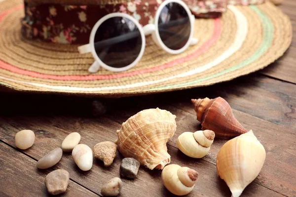 Sombrero de paja y gafas de sol —  Fotos de Stock