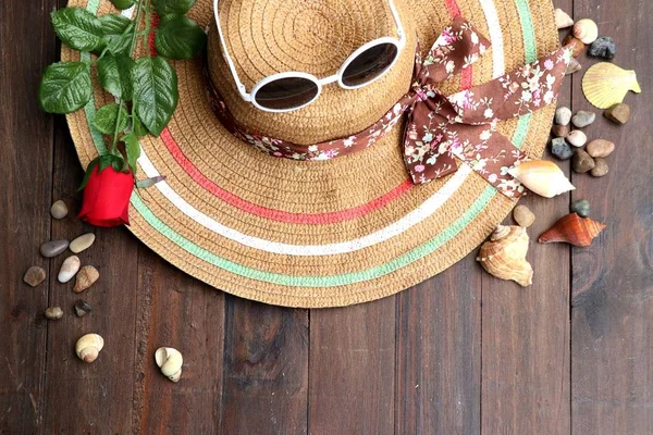 Sombrero de paja y gafas de sol —  Fotos de Stock