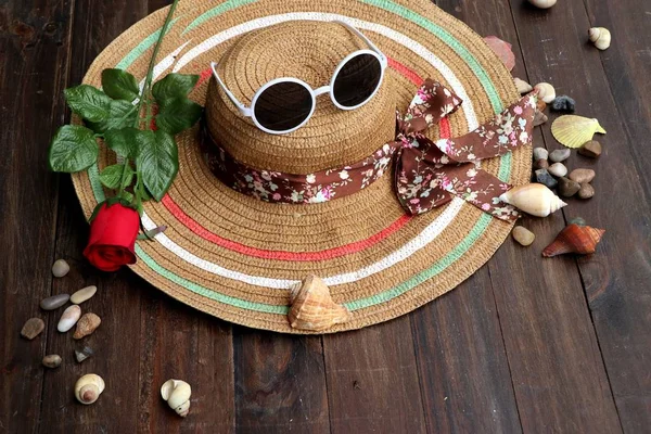 Sombrero de paja y gafas de sol —  Fotos de Stock