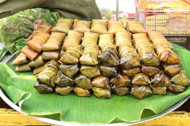 Muz yapraklarına sarılmış pirinç.