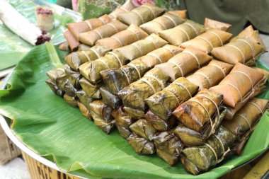 Muz yapraklarına sarılmış pirinç.