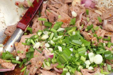 Baharatlı kıyılmış domuz salata