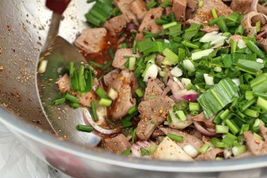 Baharatlı kıyılmış domuz salata