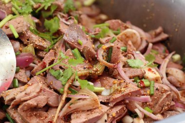 Baharatlı kıyılmış domuz salata