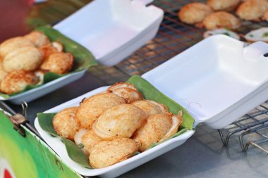 Hindistan cevizi sütü karıştırın şeker ve un