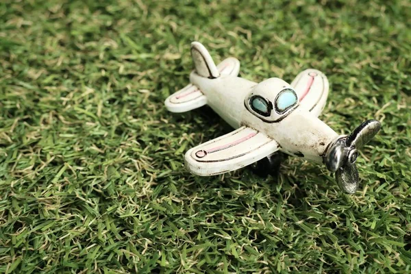 Винтажные игрушечные самолеты — стоковое фото
