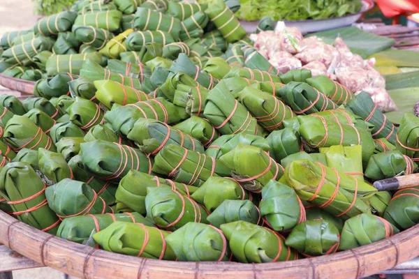 Vepřové maso zabalené do banánových listů — Stock fotografie