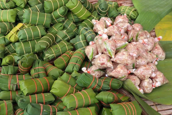 Schweinefleisch in Bananenblätter gewickelt — Stockfoto